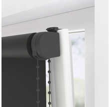 Roleta s retiazkovým ovládaním na okne