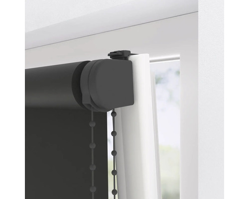 Roleta s retiazkovým ovládaním na okne