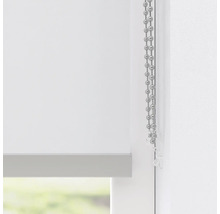 Detail bielej rolety s retiazkovým ovládaním na dekoráciu okien