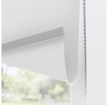 Roleta s reťazovým ovládaním pri okne