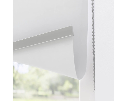 Roleta s reťazovým ovládaním pri okne