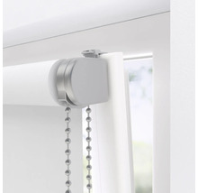 Detailný záber rolety s retiazkovým ovládaním na okne