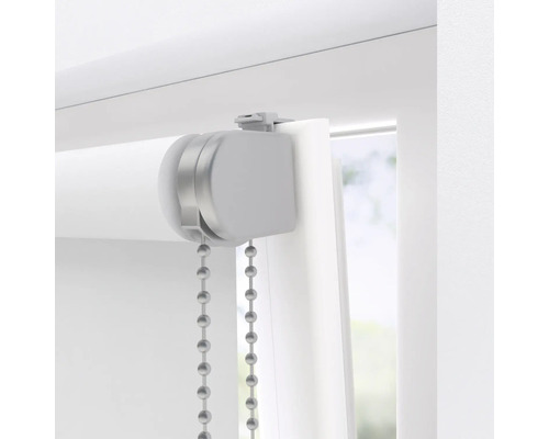 Detailný záber rolety s retiazkovým ovládaním na okne