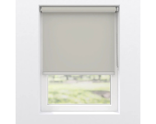 Okno so stiahnutou roletou