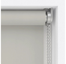 Detailný pohľad na roletu s retiazkovým ovládaním pri okne