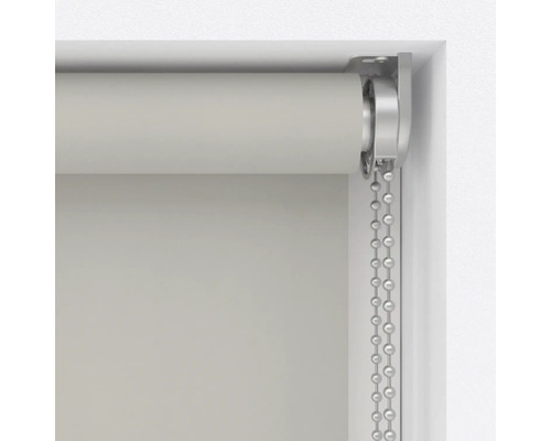 Detailný pohľad na roletu s retiazkovým ovládaním pri okne