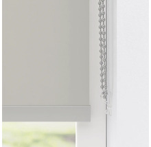 Sivá roleta s retiazkovým ovládaním na okne