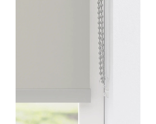 Sivá roleta s retiazkovým ovládaním na okne