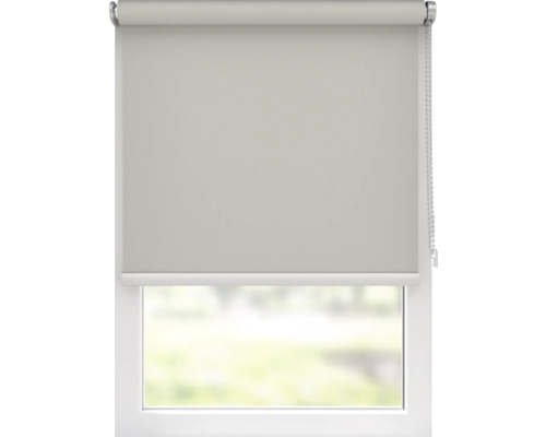 Okno s roletami na tienenie