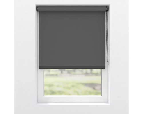 Sivá roleta v okne pre reguláciu svetla a súkromia