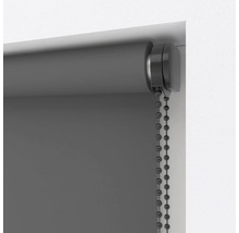 Sivá roleta s reťazovým ovládaním na dekoráciu okien