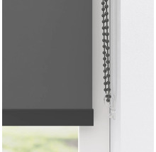 Sivá roleta s retiazkovým ovládaním pri okne