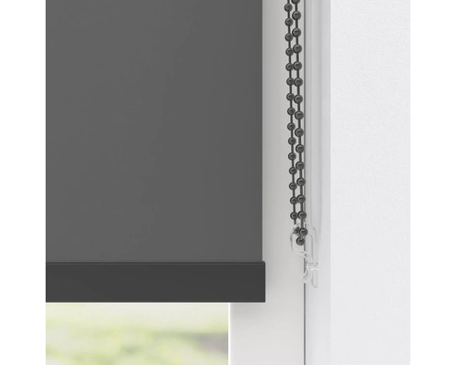 Sivá roleta s retiazkovým ovládaním pri okne