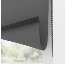 Sivá roleta v okne s retiazkovým ovládaním