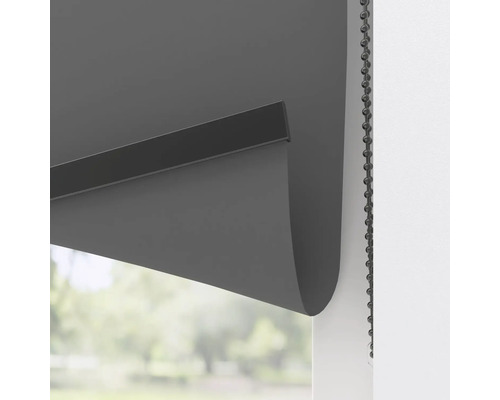 Sivá roleta v okne s retiazkovým ovládaním