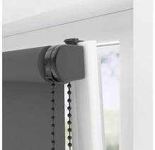 Detailný záber sivej okennnej rolety s ovládacou retiazkou