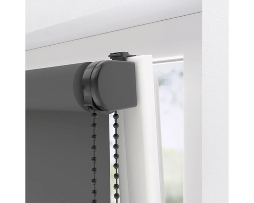 Detailný záber sivej okennnej rolety s ovládacou retiazkou