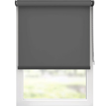 Okno so sivou roletou na zatemnenie