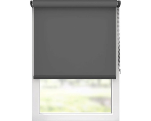 Okno so sivou roletou na zatemnenie