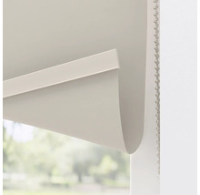 Detailný pohľad na sivú roletu s reťazovým ovládaním