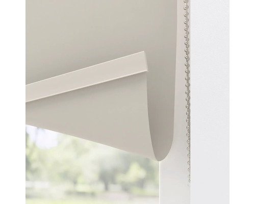 Detailný pohľad na sivú roletu s reťazovým ovládaním