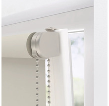 Rolety s retiazkovým ovládaním na okennom ráme