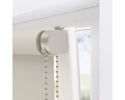 Rolety s retiazkovým ovládaním na okennom ráme