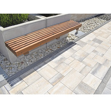 Záhrada s drevenou lavicou a dlažobnými kockami