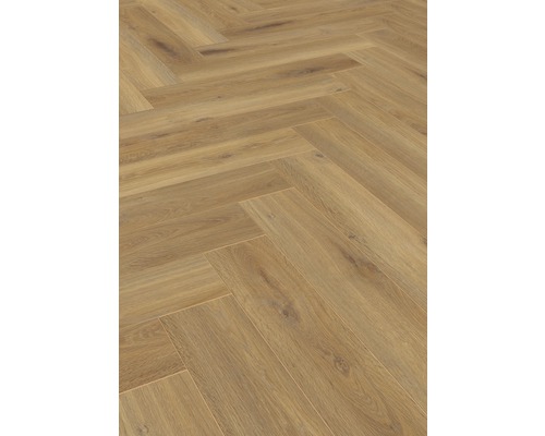 Drevená podlaha so vzorom rybej kosti