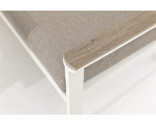 Detailný pohľad na záhradnú stoličku s bielym rámom a svetlohnedým sedadlom