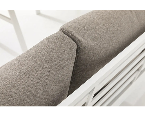 Detailný záber záhradnej pohovky so sivými látkovými vankúšmi a bielym dreveným rámom.