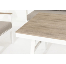 Detail stola s drevenou doskou a bielym rámom