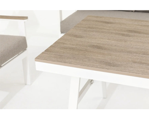 Detail stola s drevenou doskou a bielym rámom