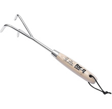 Ručný kultivátor s drevenou rukoväťou a tromi hrotmi