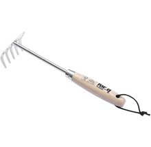 Záhradné hrable s drevenou rukoväťou a kovovou vložkou