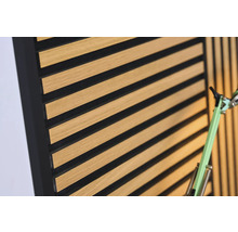 Akustický panel z dreva s čiernymi prvkami pre absorpciu zvuku