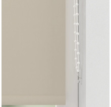 Béžové rolety s ovládacou retiazkou na okne