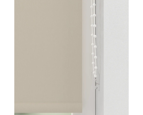 Béžové rolety s ovládacou retiazkou na okne