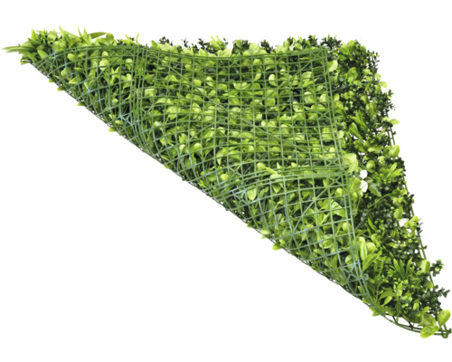 Umelá trávniková rohož s rastlinami na plastovej mriežke