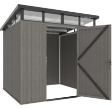 Záhradný domček s otvorenými dverami na záhradné náradie a nástroje