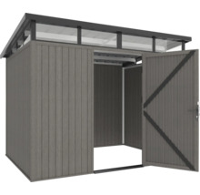 Záhradný domček s otvorenými dverami.