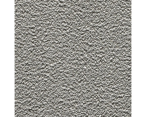 Koberec CPN Cozyfy Vibe greige FB 94 sivý šírka 400 cm (metráž) Detail steny s omietkovou štruktúrou