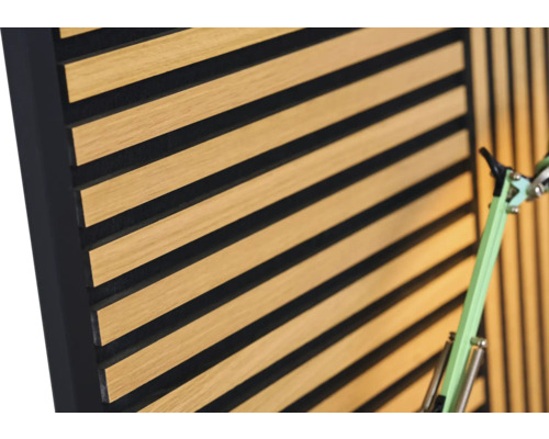Akustický panel s drevenými lamelami a plsťou