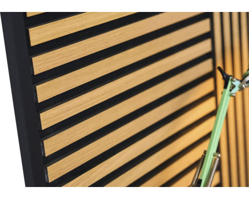 Akustický panel s drevenými lamelami