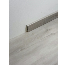 Drevená podlahová lišta na stene