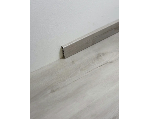 Drevená podlahová lišta na stene