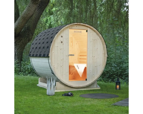 Drevená sudová sauna so sklenenými dverami v záhrade