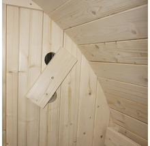 Interiér drevenej sauny s drevenými panelmi a ventiláciou