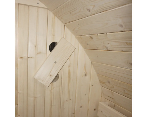 Interiér drevenej sauny s drevenými panelmi a ventiláciou