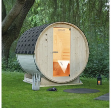 Drevená sudová sauna so sklenenými dverami v záhrade